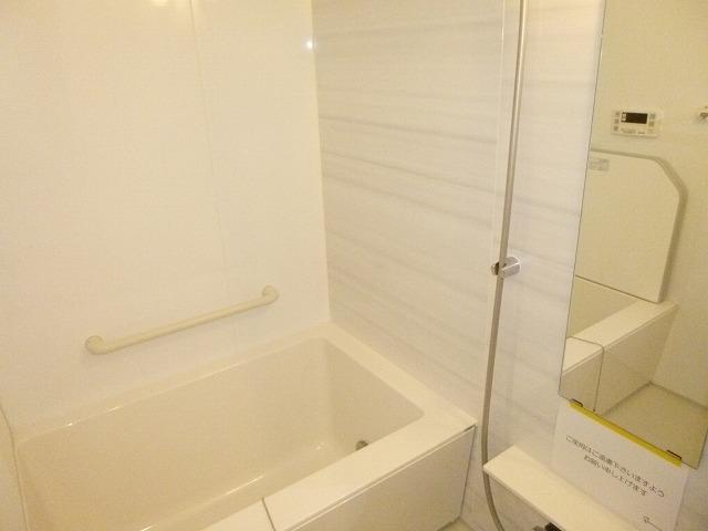 Bathroom. Local (2013) Shooting