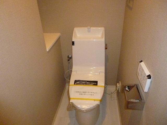 Toilet. Local (2013) Shooting