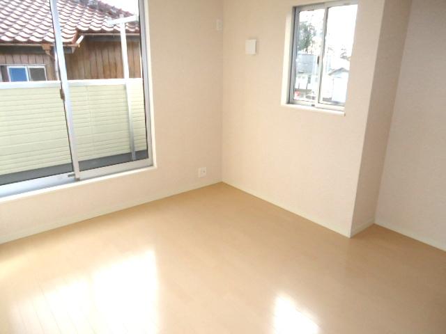 Non-living room. Windows many airy Western-style