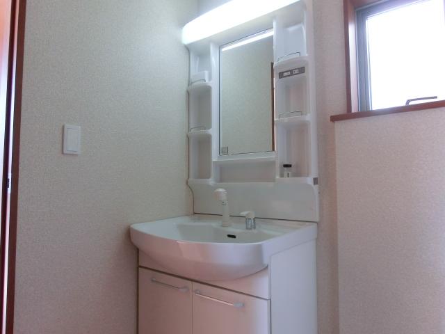 Wash basin, toilet. Building 2