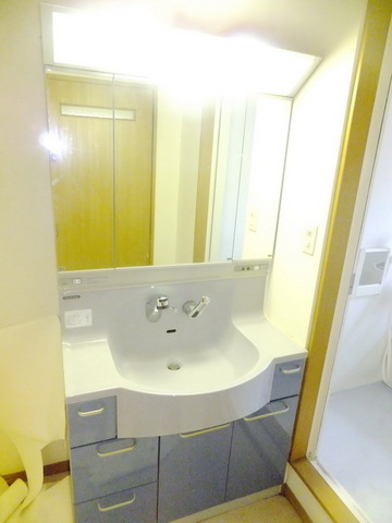 Washroom. ☆ Large three-sided mirror with a separate wash basin ☆