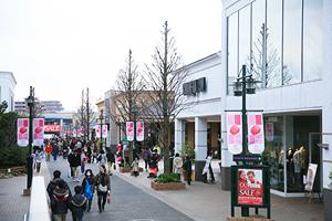 Shopping centre. 1374m to Granbury Mall