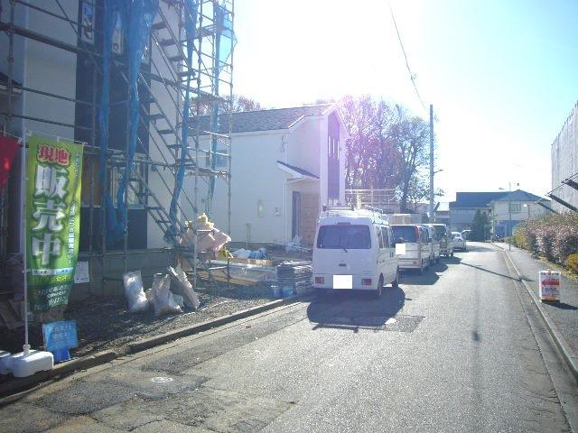 Local photos, including front road. Adjacent road (public road 5m)