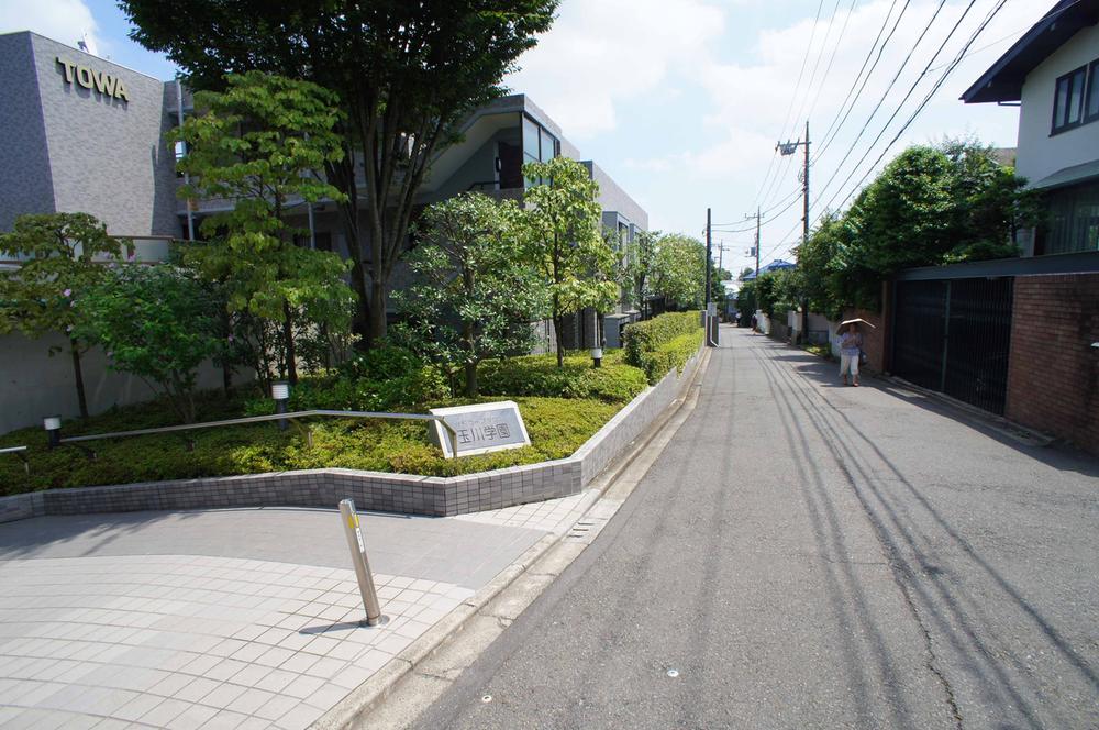 Local appearance photo. Appearance, including a full road