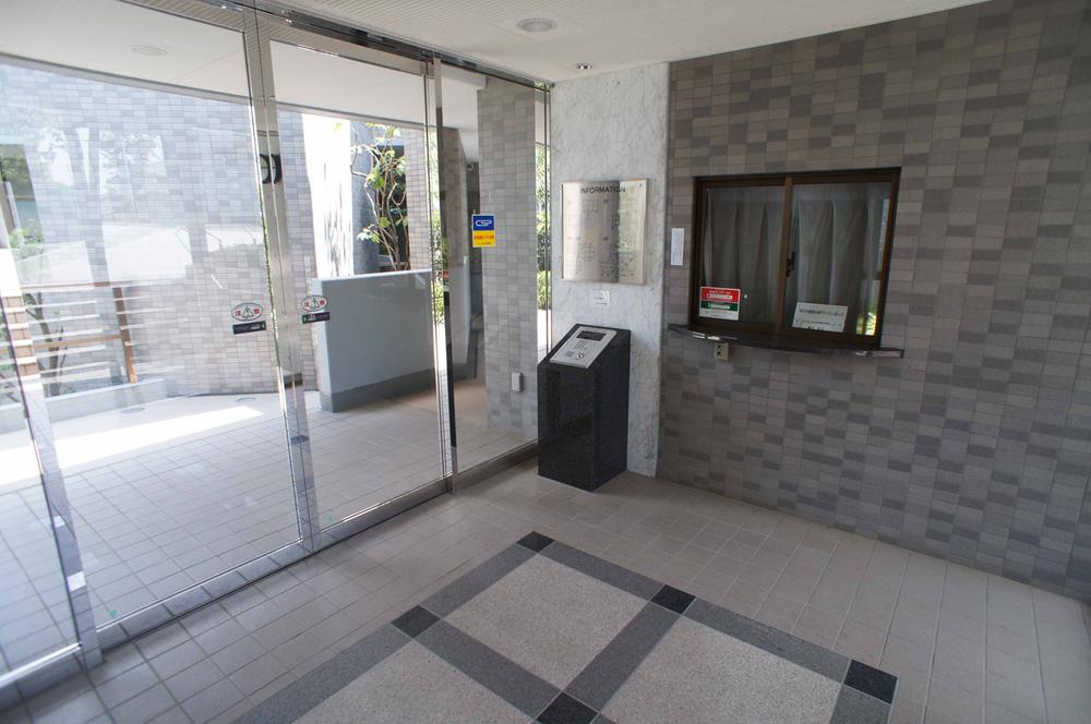 Entrance. Common areas