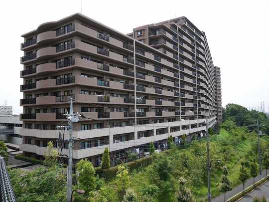 Local appearance photo. Super is in the front of the Tamasakai Station 5-minute walk good location, 4LDK of the renovated square room ・ Two-sided balcony ・ With entrance porch.