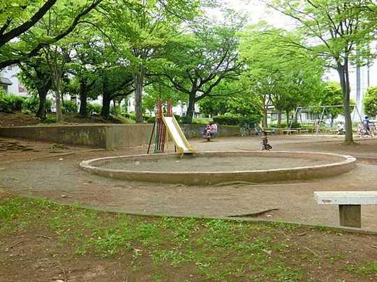 park. 500m to helmet mound park