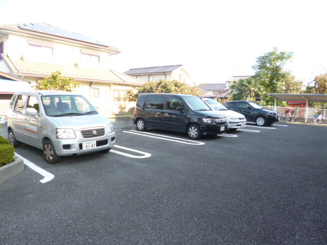 Parking lot. ☆ On-site parking ☆