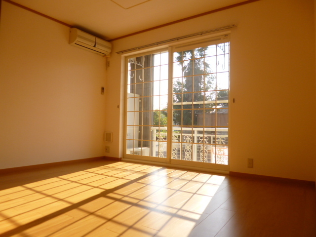 Living and room. ☆ Sunny ☆