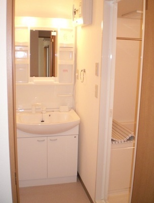 Washroom. Easy, even a busy morning! Independent wash basin!