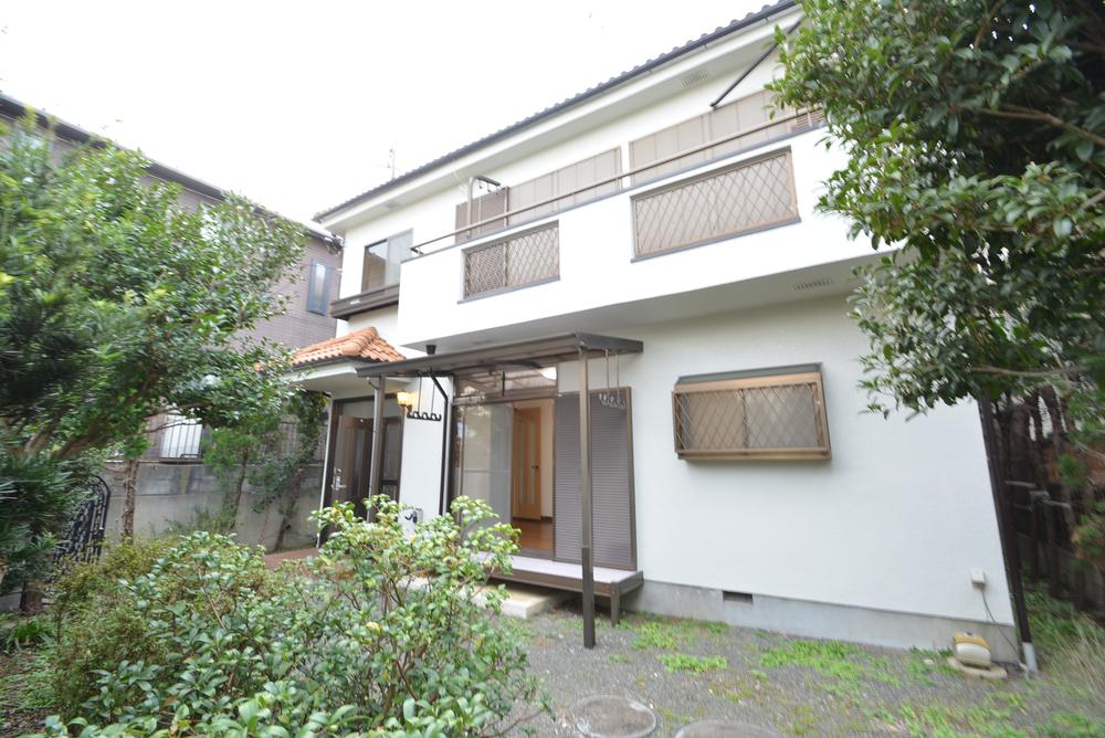 Local appearance photo. Is a house surrounded by greenery in a wide garden ☆