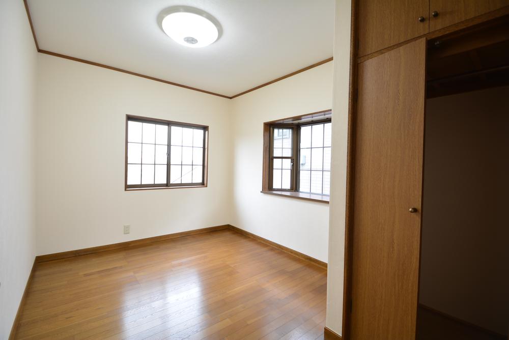 Non-living room. Big is with storage of Western-style with bay window ☆