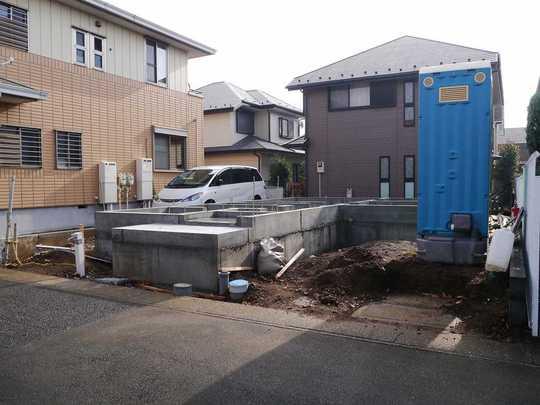 Other local. There is a bus service to Tsurukawa Station in a quiet residential area of Kurihira Station walking distance is a useful environment.