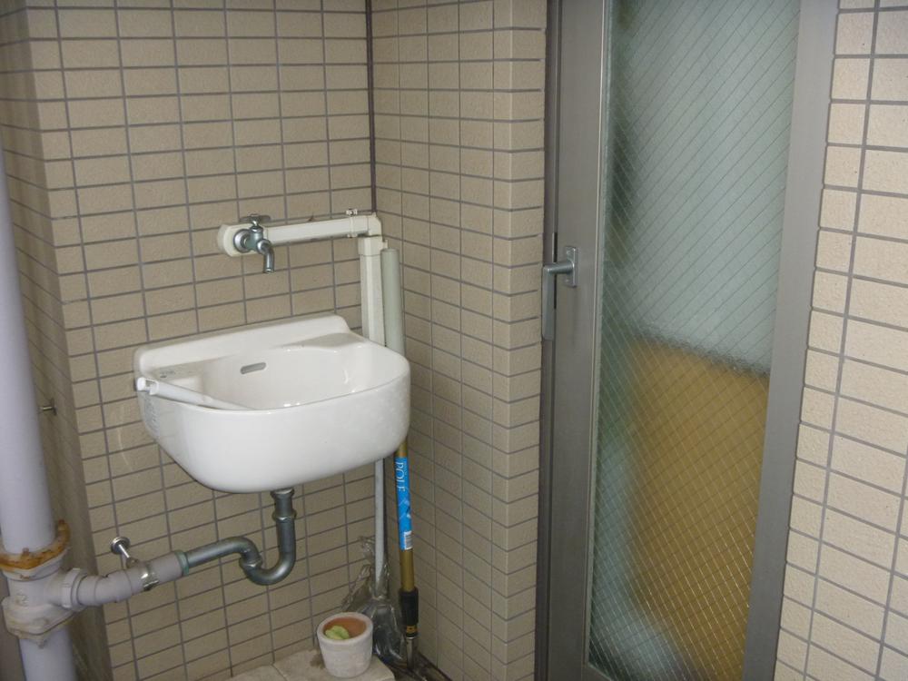 Balcony. Local (11 May 2013) Shooting Back door ・ With SK basin