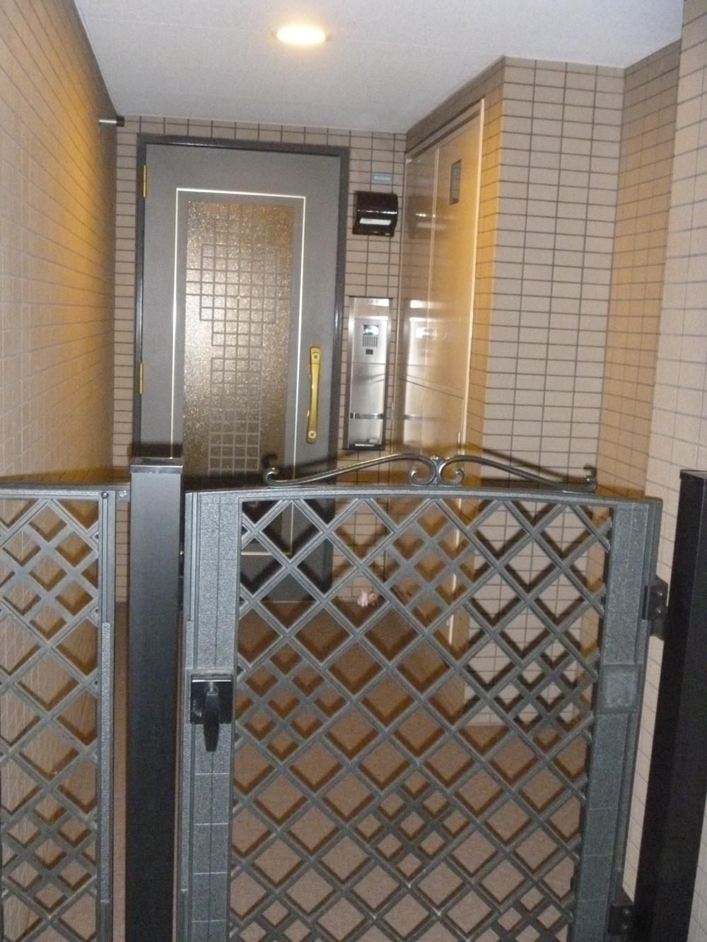 Entrance. Local (11 May 2013) Shooting Pouch 4.89 square meters