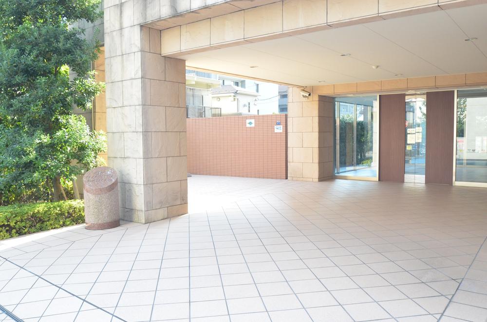 Entrance. Common areas