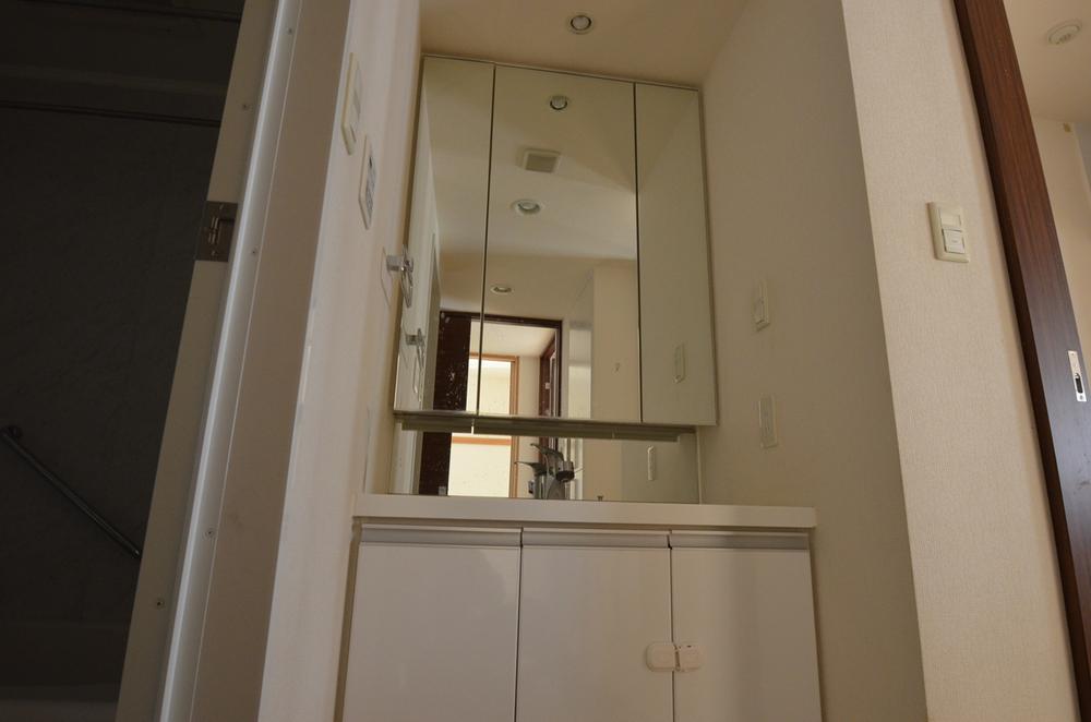 Wash basin, toilet. Indoor (11 May 2013) Shooting