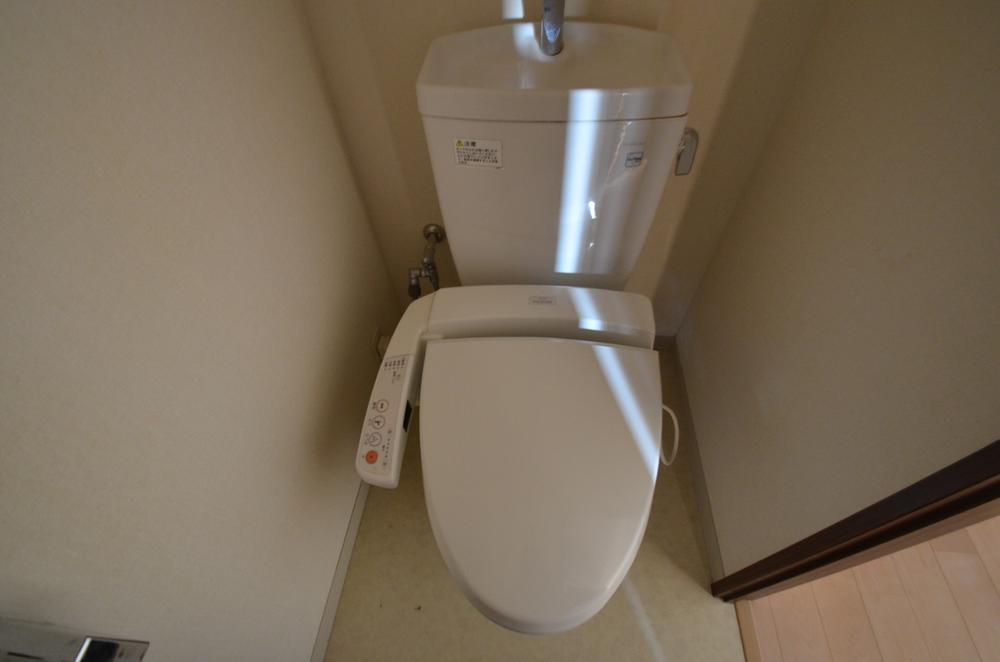 Toilet. Indoor (11 May 2013) Shooting