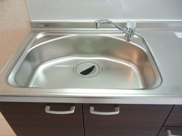 Kitchen. Washing is is easy with a large sink