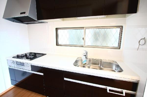 Kitchen. Artificial marble top ・ 3-neck gas stove adoption of the system kitchen.