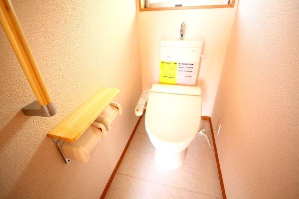 Toilet. Toilet on the first floor ・ Cleaning is a function with type 2 Kaitomo.