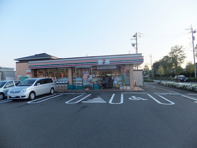 Convenience store. 700m to Seven-Eleven (convenience store)