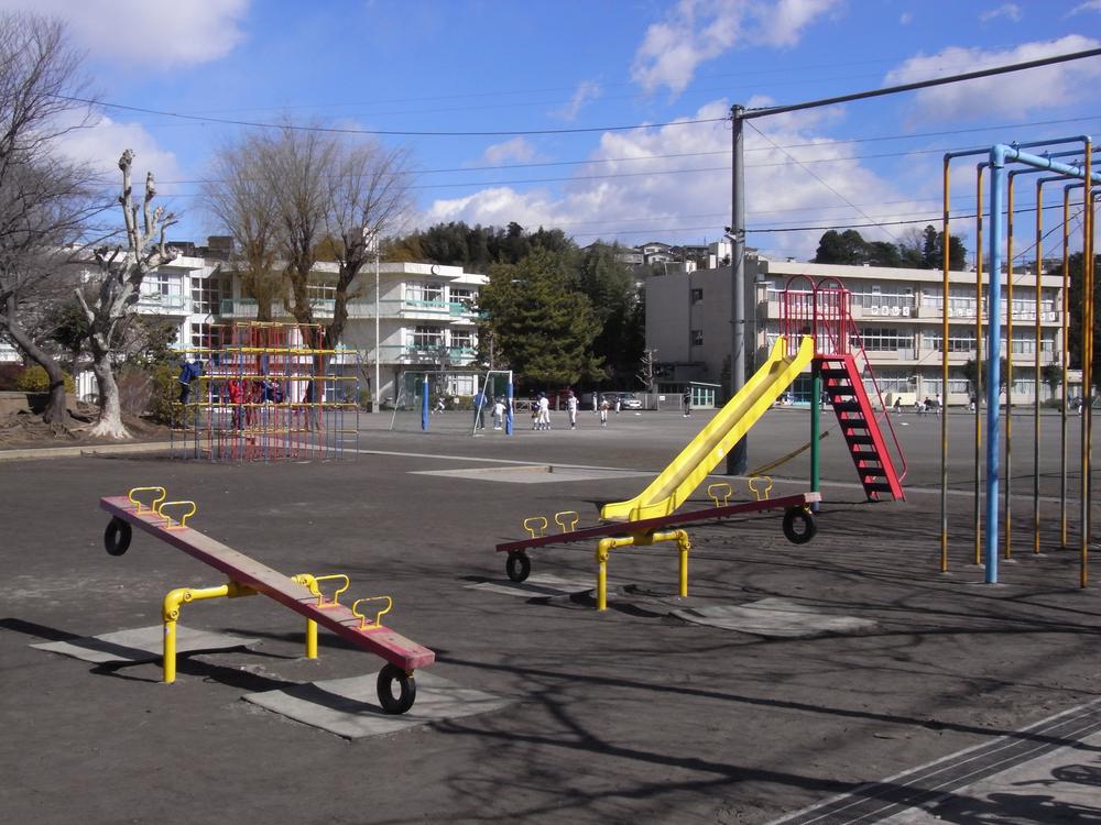 Primary school. Tsurukawa 1000m play equipment to the first elementary school has been enhanced. 