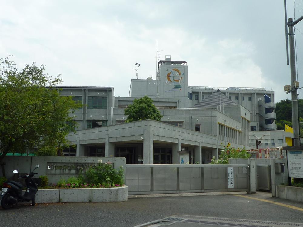 Junior high school. Tsurukawa 1740m until junior high school