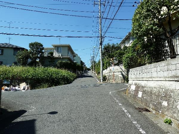 Local photos, including front road. Tokyu Narusedai quiet mansion district in the subdivision