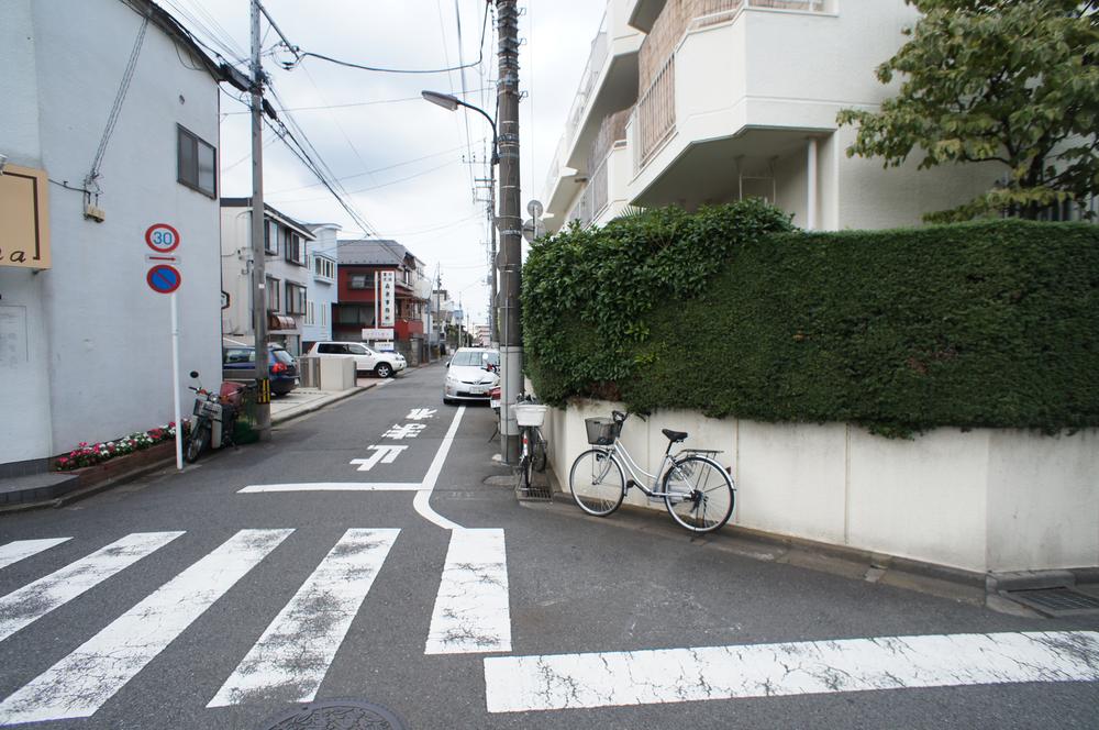 Local appearance photo. Appearance, including a full road