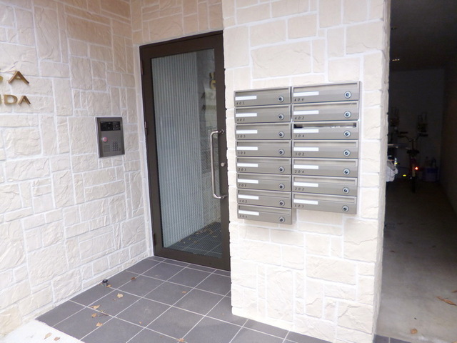 Entrance. ☆ Auto is with a lock ☆