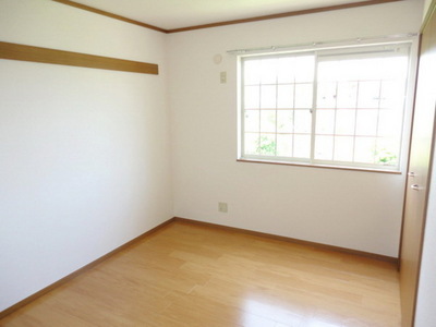 Living and room. ☆ Wide bright dining ☆