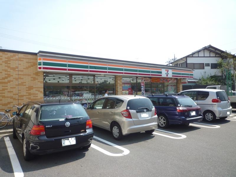 Convenience store. 260m to Seven-Eleven (convenience store)