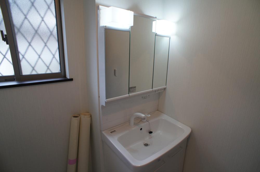 Wash basin, toilet. Building 2