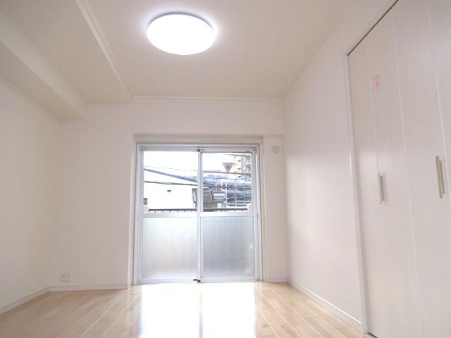 Non-living room. South-facing lighting with Western-style