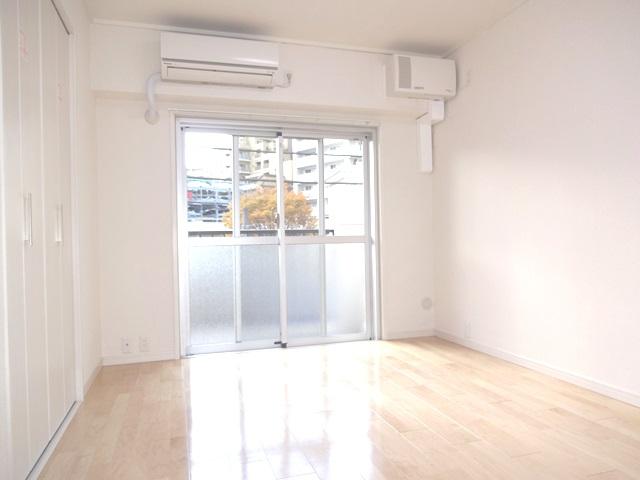 Non-living room. South-facing new air-conditioned Western-style