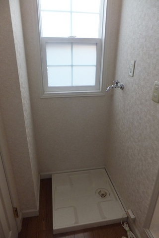 Washroom. Waterproof bread with in-room washing machine storage