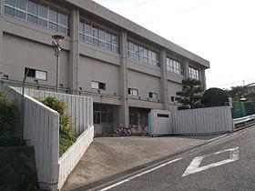 Junior high school. You can go to school in a 1400m sidewalk safe passage to Minaminaruse junior high school.