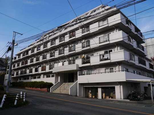 Local appearance photo. It is a renovated apartment of Machida Station 8-minute walk. Yang hit on the south-facing angle room ・ View is also good.