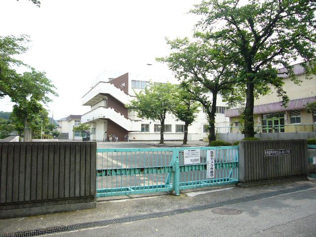 Primary school. Kokezaka until elementary school 550m