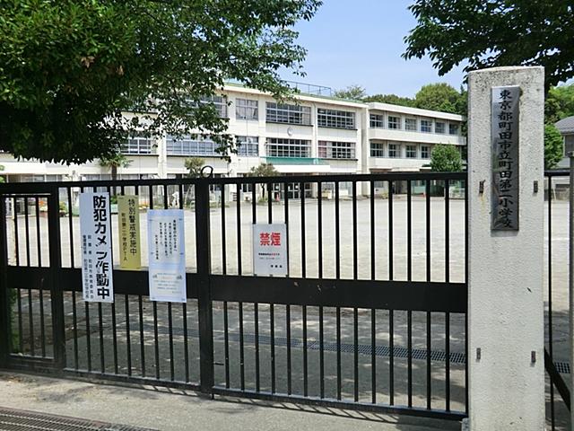 Primary school. 850m until Machida the second elementary school
