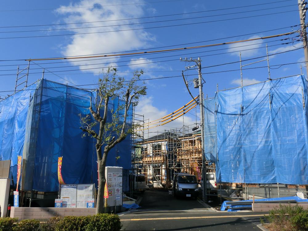 Local photos, including front road. It is newly built condominiums of all 8 compartment. December 20 shooting