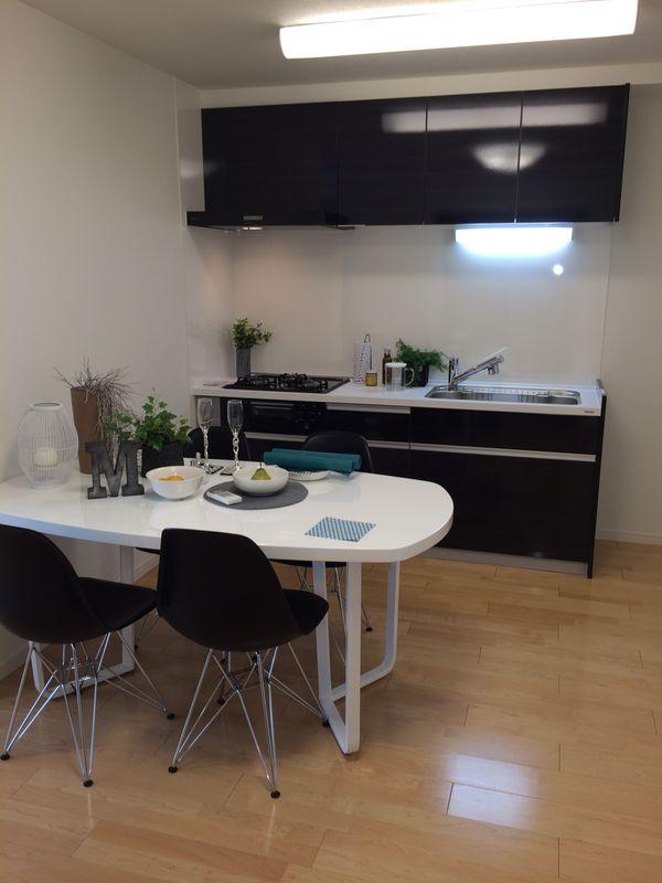 Living. Introspection of dining kitchen