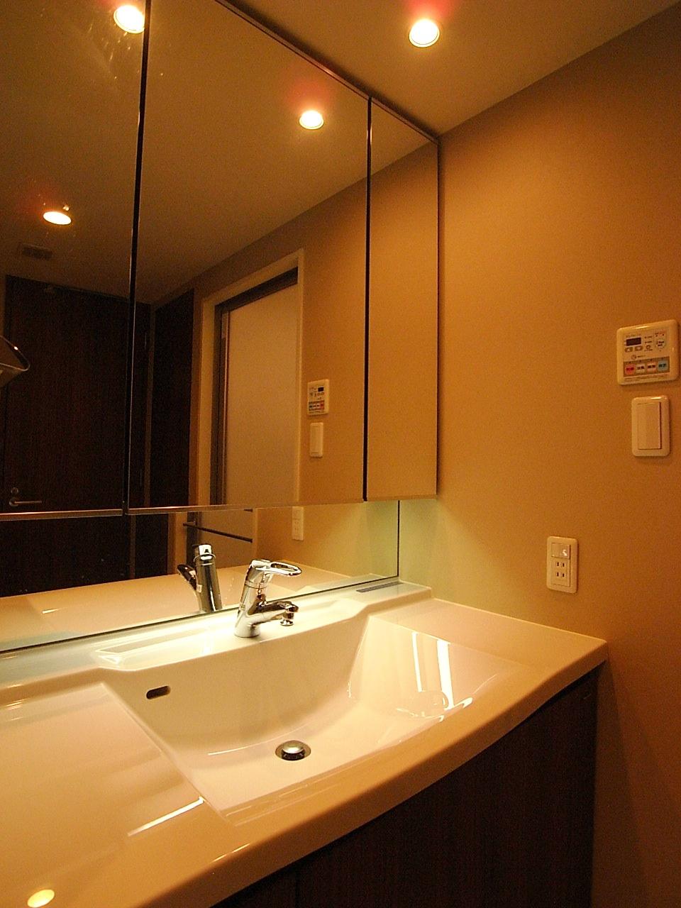 Wash basin, toilet. Three-sided mirror with vanity (October 2013) Shooting