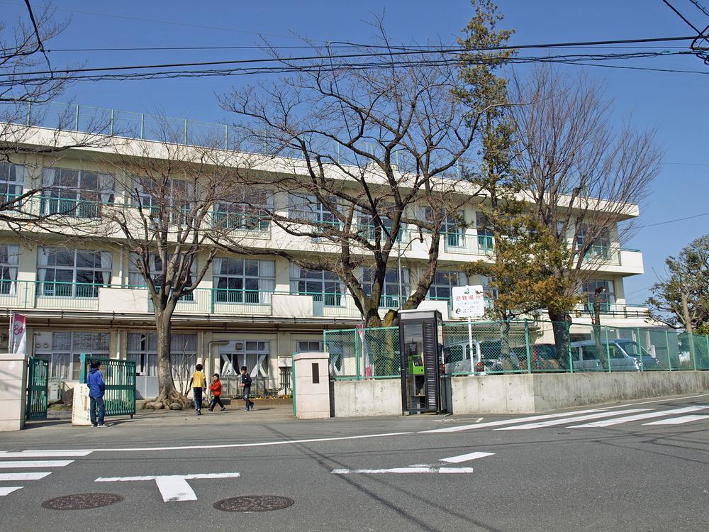 Primary school. 1050m to Machida fifth elementary school