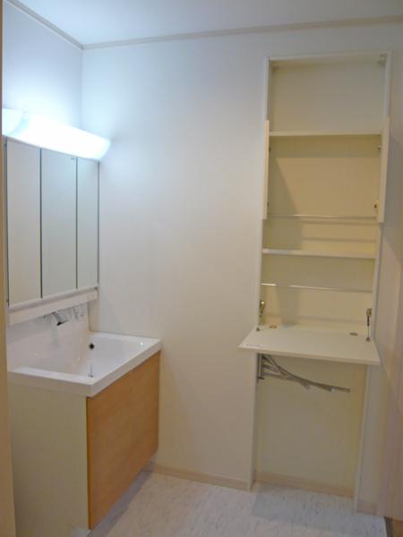 Wash basin, toilet. Indoor (12 May 2013) Shooting