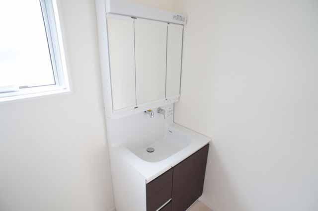 Wash basin, toilet. No.1