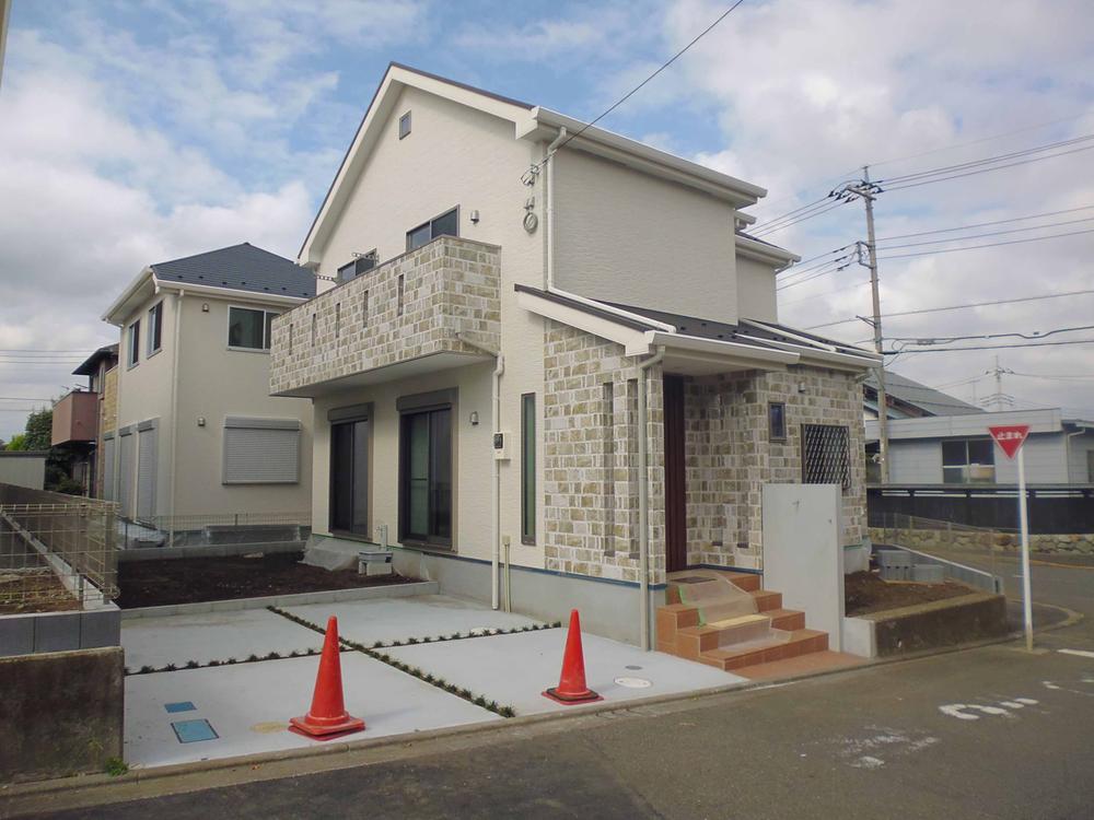 Local photos, including front road. No.5