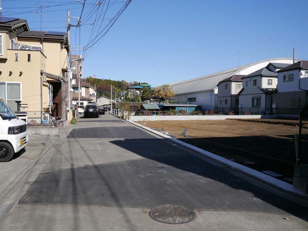 Local photos, including front road. Is also a good many living environment commercial facilities along the Machida Road in a quiet residential area. Car space 2 units can be.