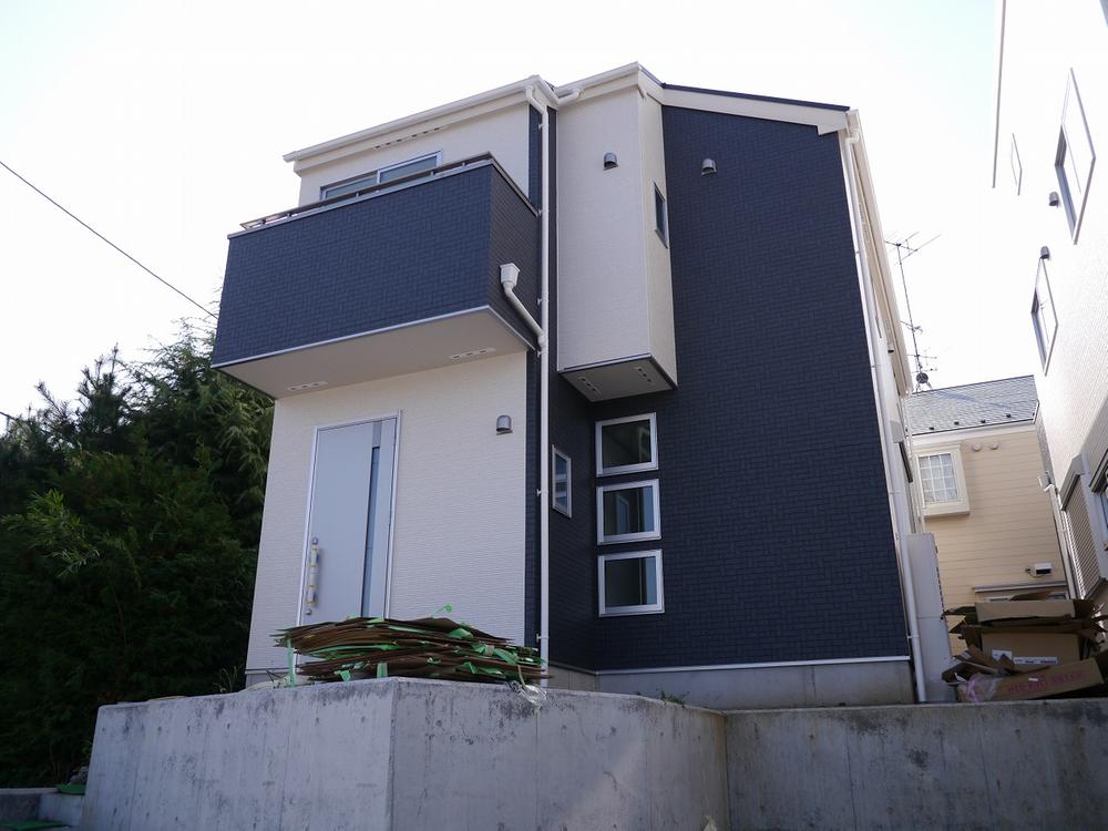 Local appearance photo. In order to position on a hill, View ・ Good per yang. Living environment is also good at Tamagawa Gakuen Station walk 11 minutes.